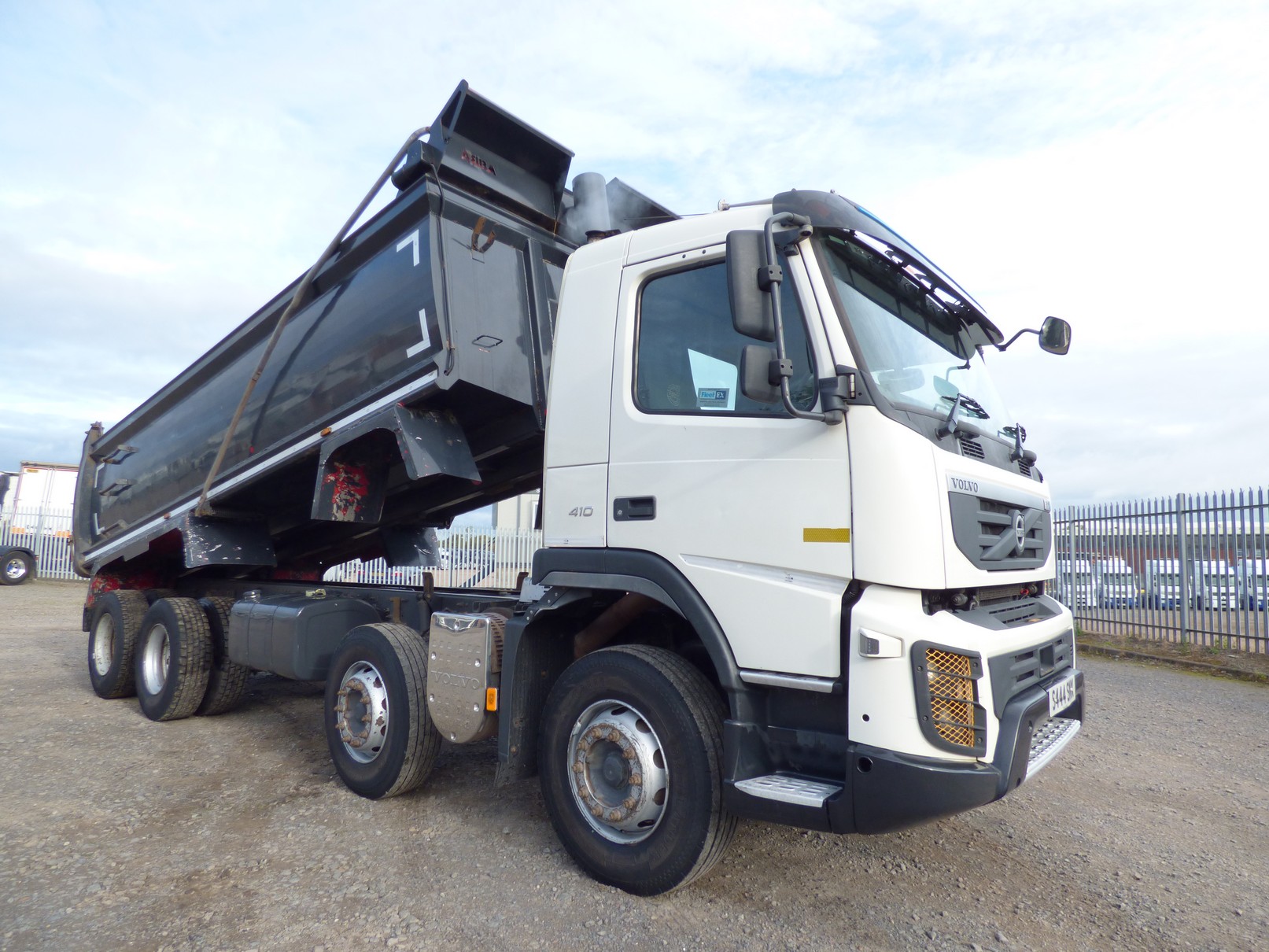 File:Volvo FMX 10x4 dump truck 2014. Spielvogel 1.JPG - Wikipedia