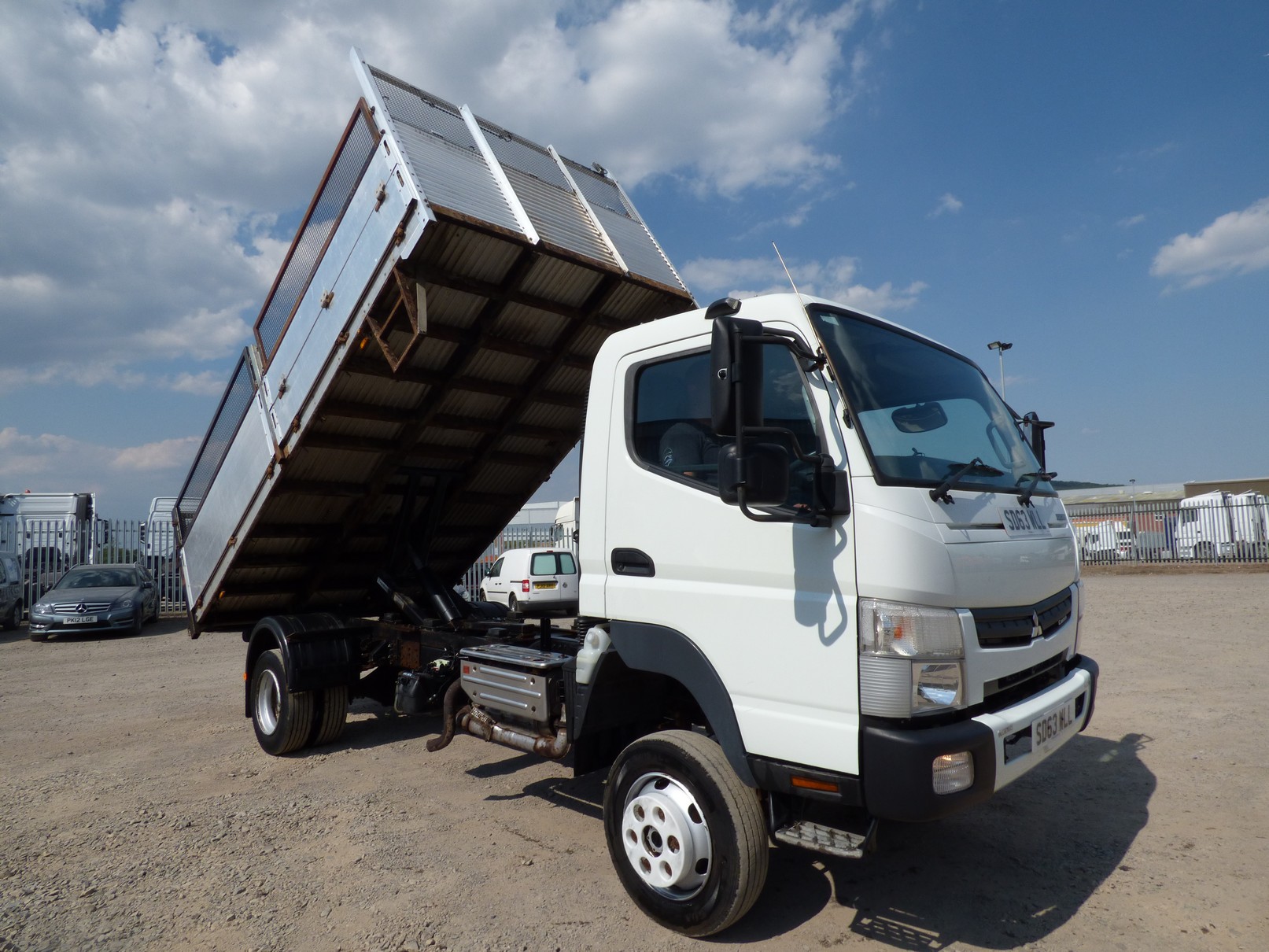 Mitsubishi Fuso Canter C6180 Side View with Trailer Raised